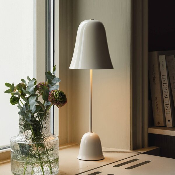 Globen Lighting Stolová lampa Blåklockan, farba slonová kosť, výška 56 cm, Krémová / jantárovo žltá, Obývacia izba / jedáleň, kov, Škandinávsky, Stojacie svietidlo