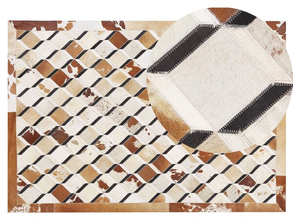 Koberec hnedá béžová hovädzia koža 140 x 200 cm geometrický patchworkový vzor obdĺžnikový tvar boho moderný štýl obývačka spálňa