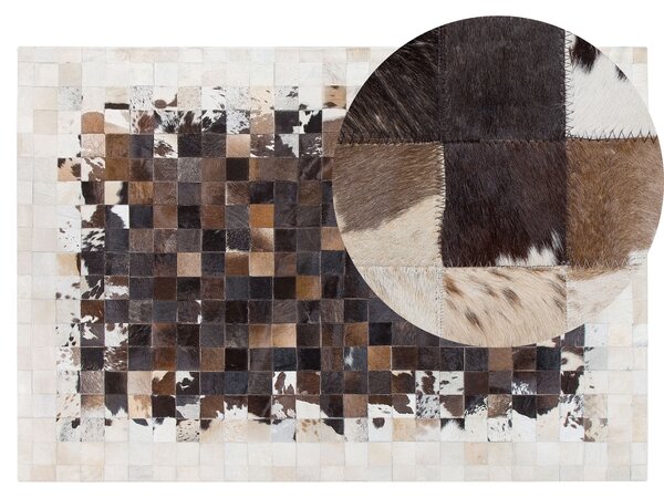 Koberec hnedá béžová hovädzia koža 140 x 200 cm zvierací vzor patchworkový ručne vyrobený moderný štýl obývačka spálňa