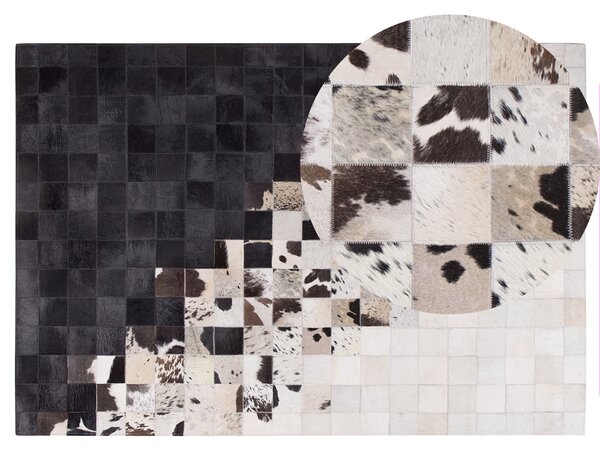 Koberec bielo-čierny kožený 140 x 200 cm moderný patchworkový ručne vyrobený obdĺžnikový koberec
