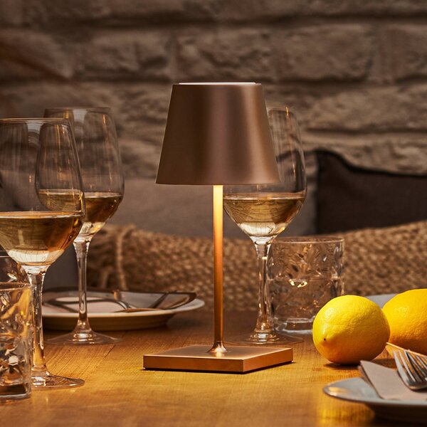 LED dobíjacia stolná lampa Nuindie mini, USB-C, bronzová, IP54, stmiev., Hnedá / staromosadz, Obývacia izba / jedáleň, Hliník, Moderný, Stojacie svietidlo