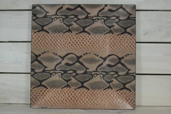 Umelá tácka - hadí vzor (32,5x32,5 cm) veľkosť