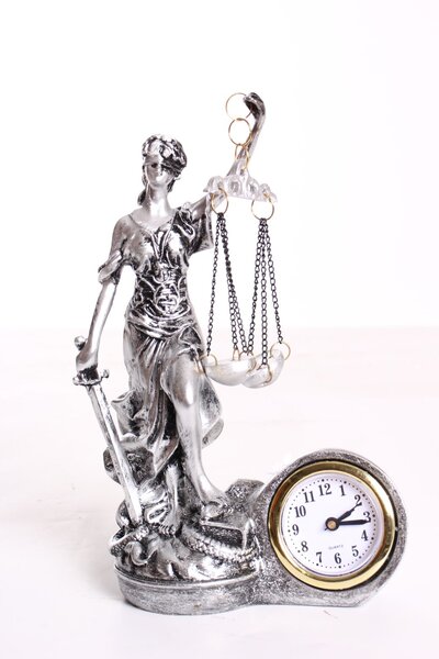 Socha spravodlivosti JUSTÍCIA s hodinami L-779-1 - strieborná (19x12x6 cm)