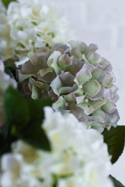 Umelá hortenzia HYDRANGEA v bielom kvetináči, výška 90 cm, modro - biela