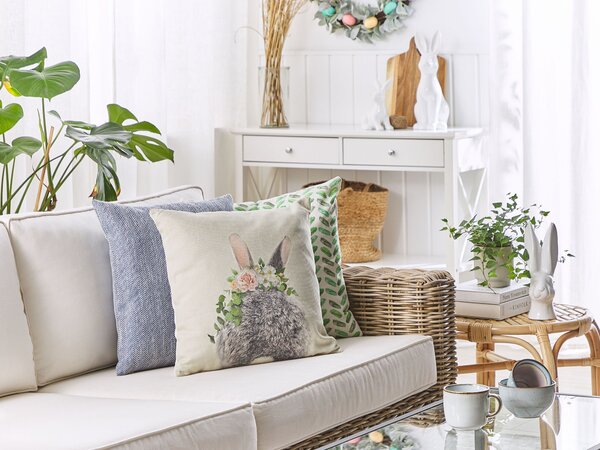 Sada 2 dekoratívnych vankúšov sivobéžová bavlna polyester 45 x 45 cm štvorcový tvar zvierací vzor motív zajaca moderný štýl doplnky