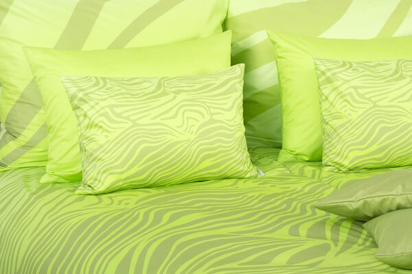 Glamonde luxusné obliečky Vitalia z hebkého bavlneného saténu. Zelenkavý povrch zdobia sivé vlnky. 140×200 cm