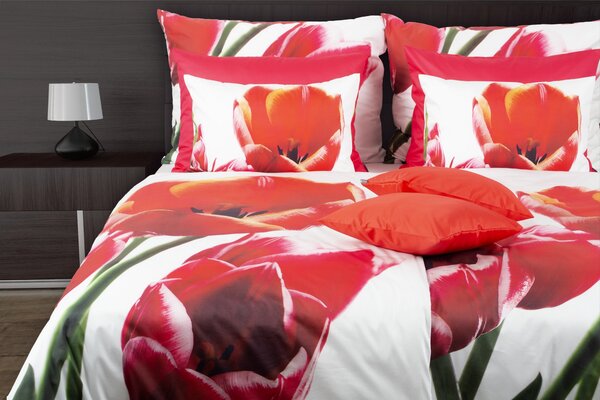 Glamonde luxusné obliečky Sofia s výraznými červenými tulipánmi na bielom podklade. Rozjarte svoju spálňu! 140×200 cm