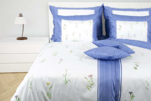 Glamonde luxusné obliečky Darien na ktorých povrchu sú poľné kvety orámované modrými okrajmi. 140×220 cm