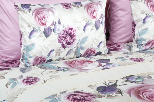 Glamonde luxusné obliečky Reina s fialovými ružami na šedobielom podklade. 240x220 cm