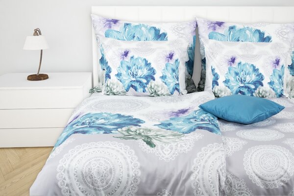 Glamonde luxusné obliečky Abelie s rozmernými modrými kvetmi na šedobielom podklade. 140×220 cm