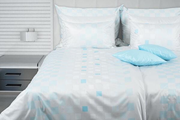Glamonde luxusné obliečky Lope so štvorčekmi vo farbách bielej a modrej na sivom podklade. 140×220 cm