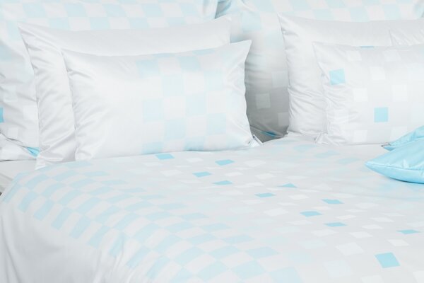 Glamonde luxusné obliečky Lope so štvorčekmi vo farbách bielej a modrej na sivom podklade. 140×200 cm