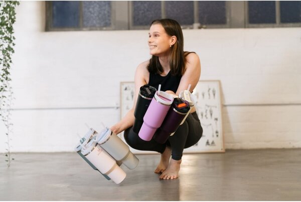 Svetlosivá termoska so slamkou z nehrdzavejúcej ocele 1,18 l Quencher H2.0 FlowState Tumbler Ash – Stanley