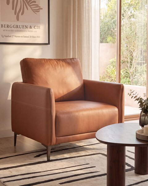 Kreslo zlatohnedé látkové čalúnenie s kovovými nohami minimalistický mid-century modern štýl obývacia izba