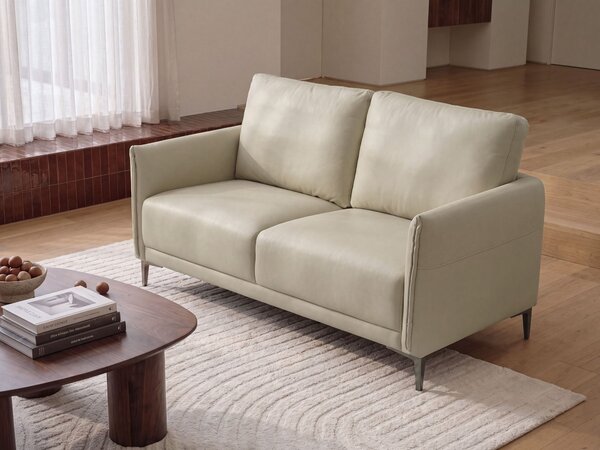 2-miestna pohovka svetlobéžové látkové čalúnenie s kovovými nohami minimalistický mid-century modern štýl obývacia izba