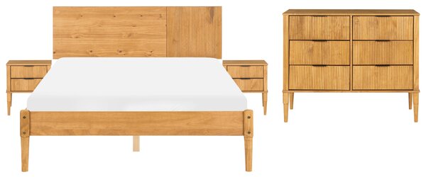 Spálňová zostava svetlohnedá borovicové drevo posteľ 140 x 200 cm dva nočné stolíky komoda so 6 zásuvkami škandinávsky štýl spálňa