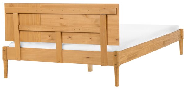 Spálňová zostava svetlohnedá borovicové drevo posteľ 140 x 200 cm dva nočné stolíky komoda so 6 zásuvkami škandinávsky štýl spálňa