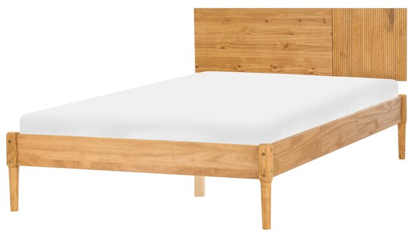 Spálňová zostava svetlohnedá borovicové drevo posteľ 140 x 200 cm dva nočné stolíky komoda so 6 zásuvkami škandinávsky štýl spálňa