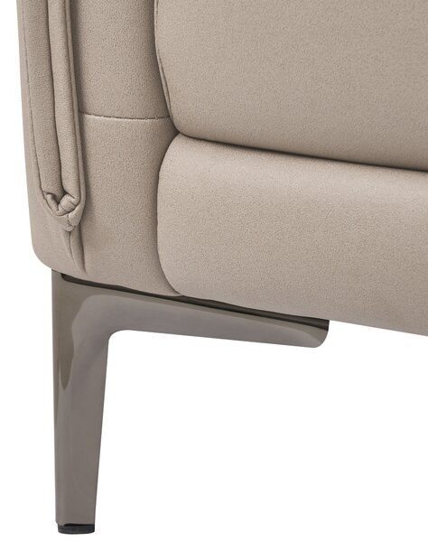 Kreslo sivobéžové látkové čalúnenie s kovovými nohami minimalistický mid-century modern štýl obývacia izba