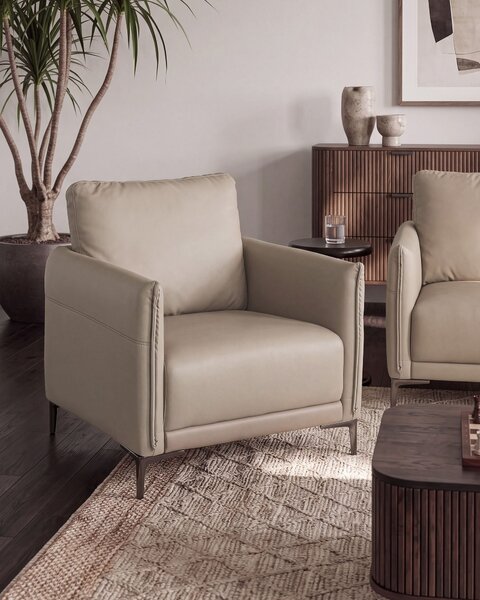 Kreslo sivobéžové látkové čalúnenie s kovovými nohami minimalistický mid-century modern štýl obývacia izba