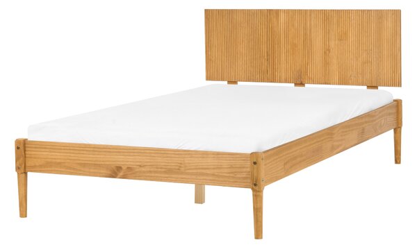 Spálňová zostava svetlohnedá borovicové drevo posteľ 120 x 200 cm dva nočné stolíky komoda so 6 zásuvkami škandinávsky štýl spálňa