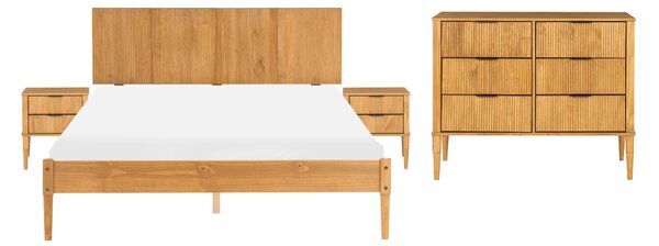 Spálňová zostava svetlohnedá borovicové drevo posteľ 120 x 200 cm dva nočné stolíky komoda so 6 zásuvkami škandinávsky štýl spálňa