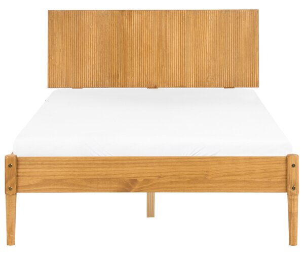 Spálňová zostava svetlohnedá borovicové drevo posteľ 120 x 200 cm dva nočné stolíky komoda so 6 zásuvkami škandinávsky štýl spálňa