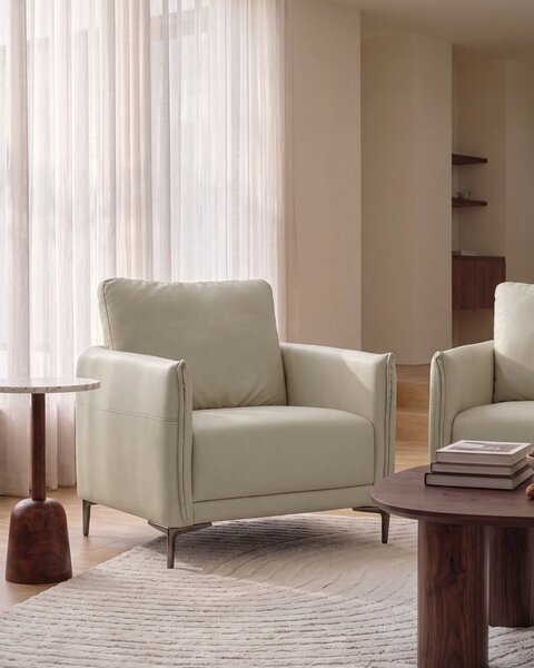 Kreslo svetlobéžové látkové čalúnenie s kovovými nohami minimalistický mid-century modern štýl obývacia izba