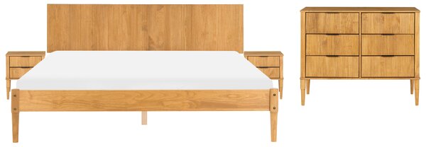 Spálňová zostava svetlohnedá borovicové drevo posteľ 180 x 200 cm dva nočné stolíky komoda so 6 zásuvkami škandinávsky štýl spálňa