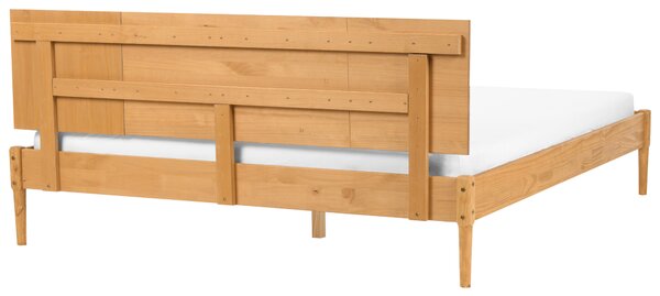 Spálňová zostava svetlohnedá borovicové drevo posteľ 180 x 200 cm dva nočné stolíky komoda so 6 zásuvkami škandinávsky štýl spálňa