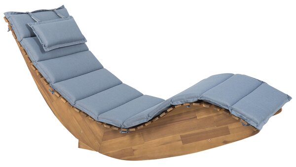 Lehátko z ľahkého akáciového dreva s lamelovým dizajnom, hojdacím dizajnom, zakriveným tvarom a modrým vankúšom sedadla