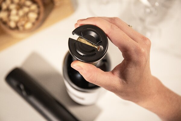 Elektrický otvárač na víno Vacu Vin - USB, vrátane Li-ion batérie