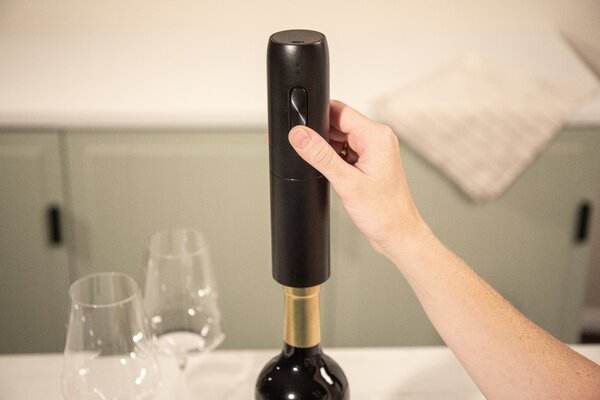 Elektrický otvárač na víno Vacu Vin - USB, vrátane Li-ion batérie