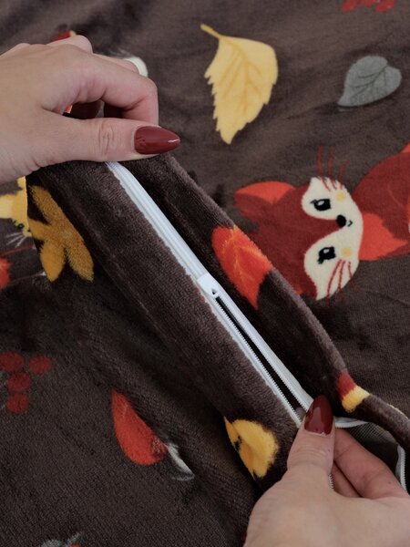 Obliečka na vankúšik mikroplyš 40 × 40 cm – Jesenný les tmavo hnedé