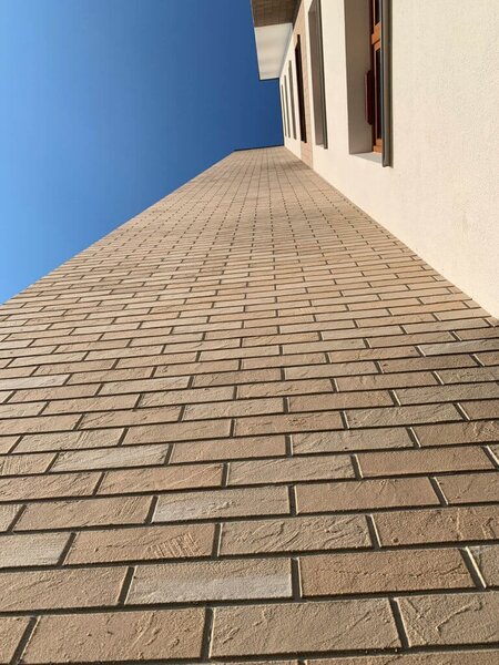 IZOFLEX Rohová tehla 2054 Izmir BRICK Rozmery: 240 mm x 65 mm, Povrch: štruktúrovaný