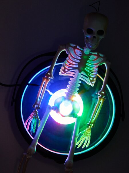 Sinsay - Halloweenska LED dekorácia - kostlivec v kotlíku - čierna