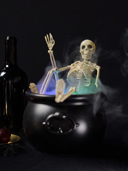 Sinsay - Halloweenska LED dekorácia - kostlivec v kotlíku - čierna