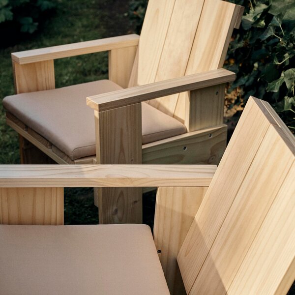 Záhradná stolička Crate Dining, Pinewood – HAY