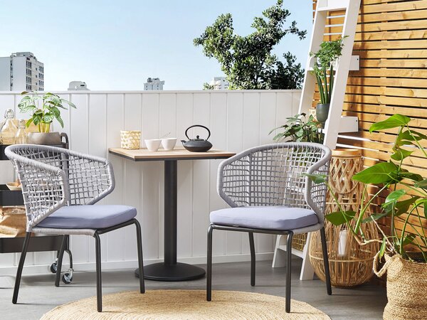 Záhradná bistro sada svetlé drevo sivá čierna 60 x 60 cm štvorcový stôl 2 pletené stoličky rustikálny moderný štýl exteriér