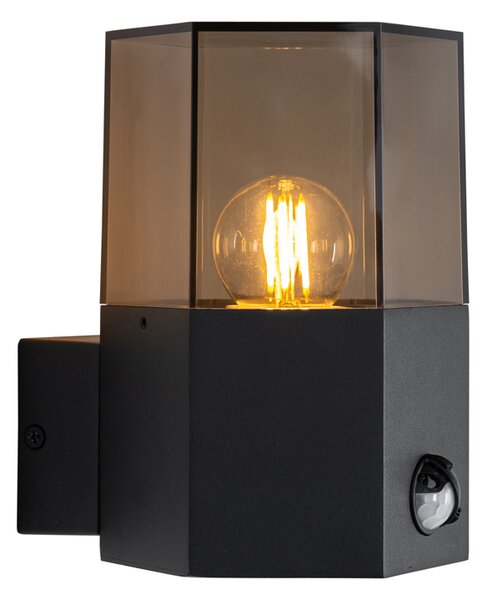 Vonkajšia nástenná lampa čierna s dymovým sklom hexagon a senzorom pohybu - Denmark