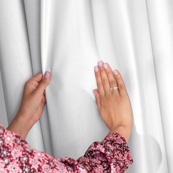 Biely zamatový dimout záves 140x245 cm Pleat – Restilo