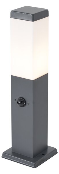 Vonkajšia lampa tmavosivá s opálovým sklom 45 cm IP44 so zásuvkou a snímačom pohybu - Malios