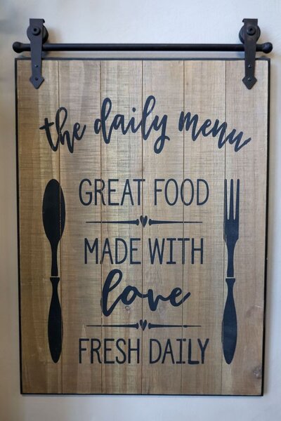 Hnedá kovovo-drevená nástenná ceduľa The Daily Menu – 38*2*57 cm - Chic Antique