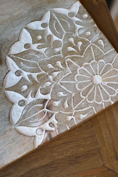 Drevená doštička z mangového dreva s rezbami Tapas Tours - 58*25*2 cm - Chic Antique