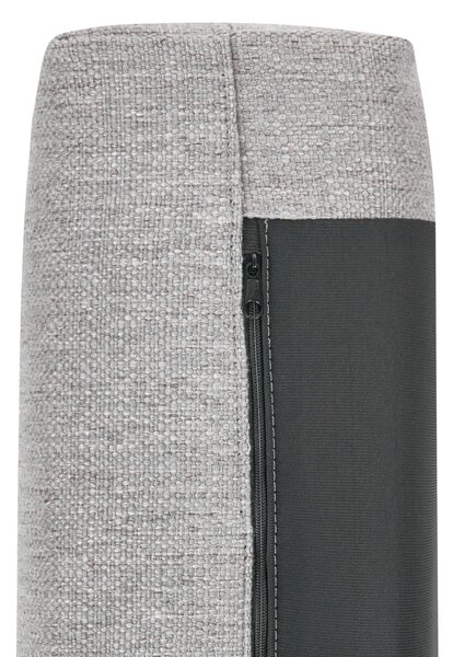Kreslo svetlosivé látkové čalúnenie s dekoratívnym vankúšom a podrúčkami drevené nohy moderný štýl obývacia izba