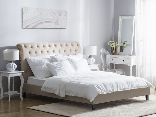 Posteľ béžová polyester látkové čalúnenie 180 x 200 cm prešívané čelo s gombíkmi drevené nohy lamelový rošt vintage glamour štýl spálňa