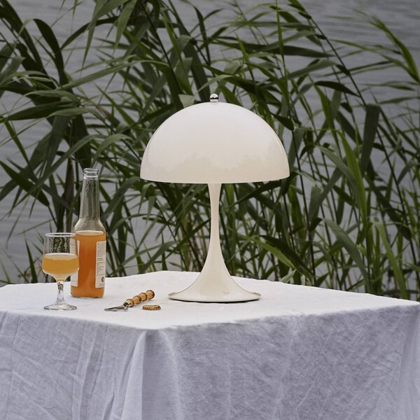Louis Poulsen Akumulátorová lampa Panthella PORTABLE 250 biela IP44, Biela / opálová, Obývacia izba / jedáleň, Plast, Moderný, Stolová lampa