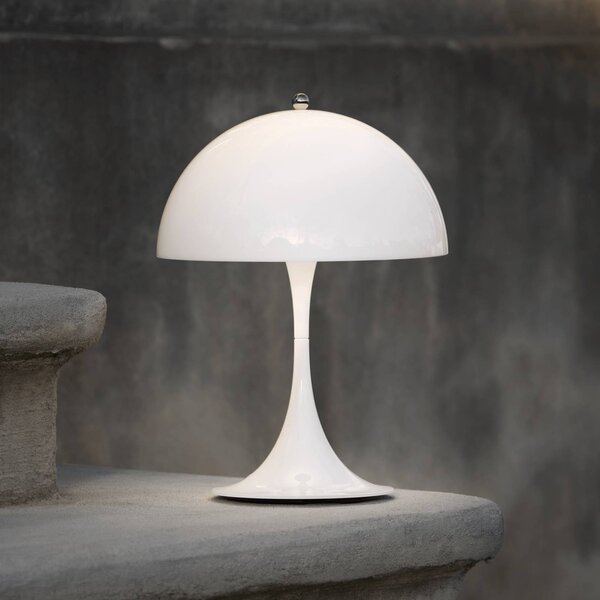 Louis Poulsen Akumulátorová lampa Panthella PORTABLE 250 biela IP44, Biela / opálová, Obývacia izba / jedáleň, Plast, Moderný, Stolová lampa