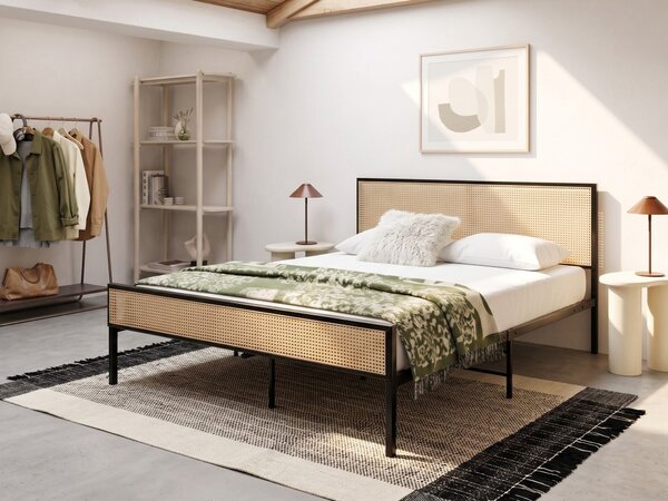Posteľ čierna železo kovový rám 140 x 200 cm lamelový rošt PE ratan viedenský výplet s čelom moderný boho štýl spálňa