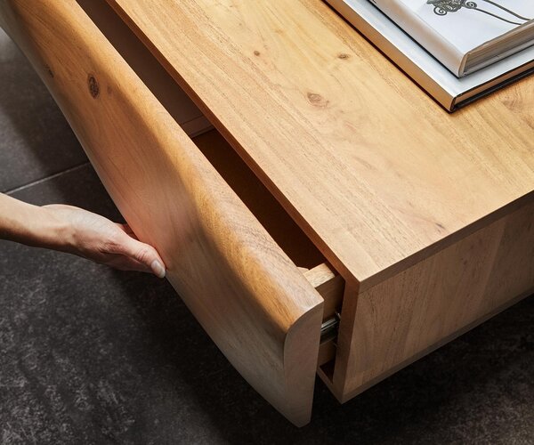 DELIFE Konferenčný stolík New Live-Edge 115x60 cm akácia prírodná 2 zásuvky 1 priehradka závesná kov čierna